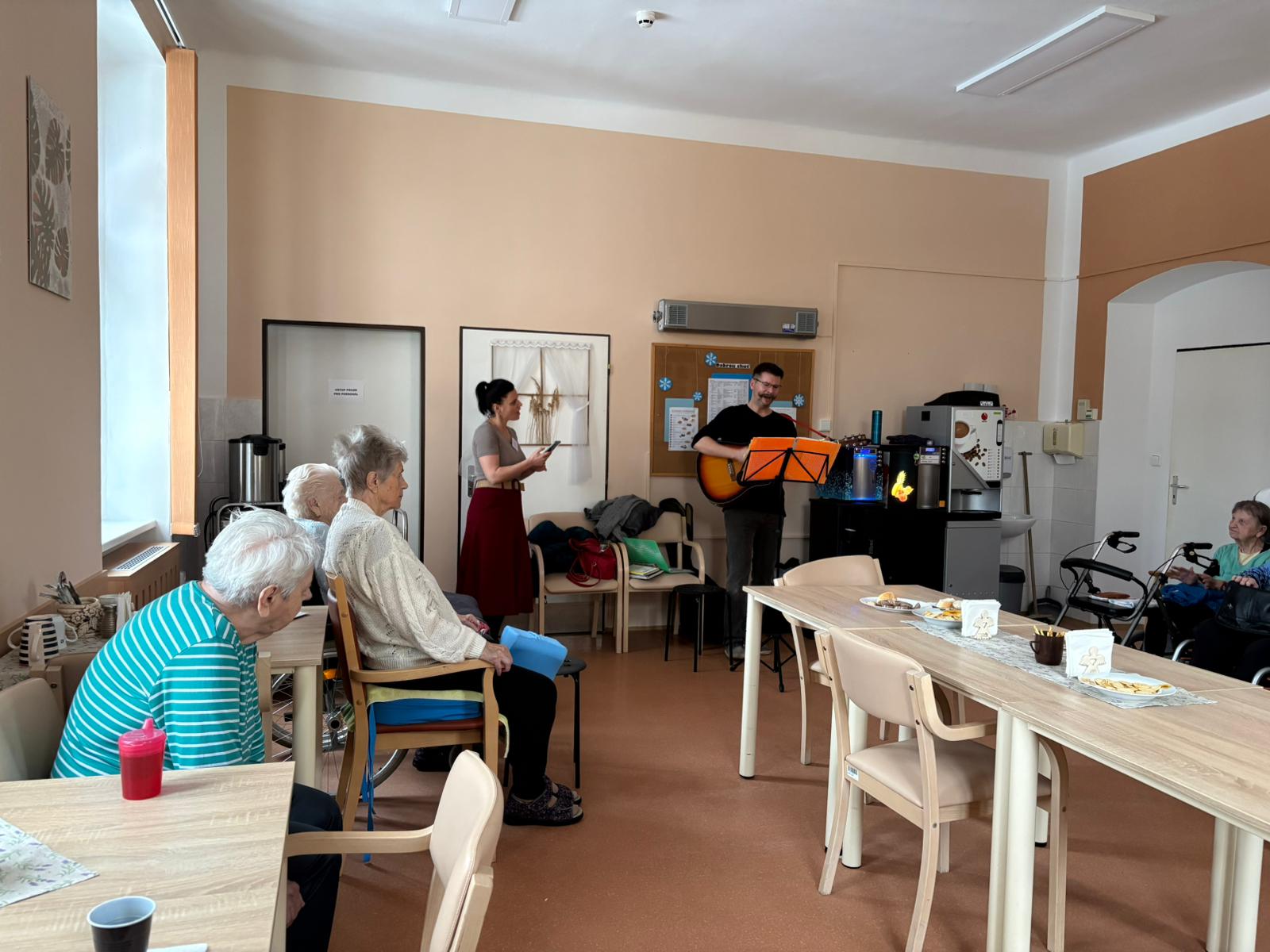 Posezení seniorů s dobrovolníky u kytary