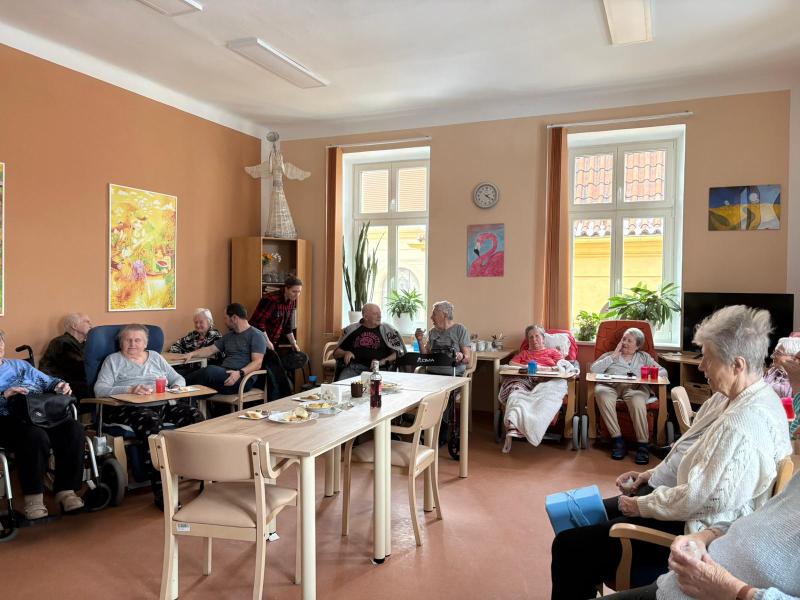 Posezení seniorů s dobrovolníky u kytary