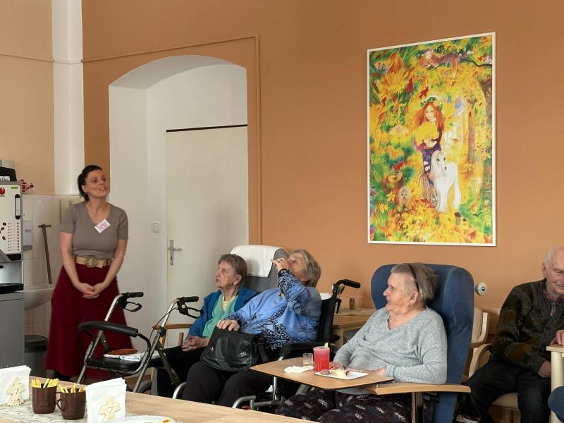 Posezení seniorů s dobrovolníky u kytary