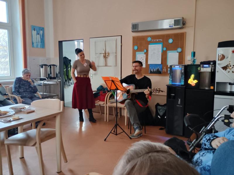 Posezení seniorů s dobrovolníky u kytary